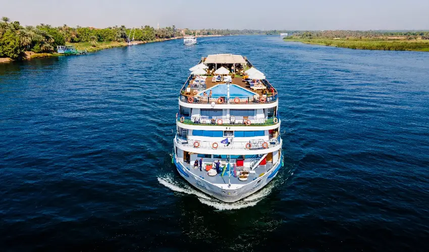 Crociera sul Nilo che naviga verso Luxor