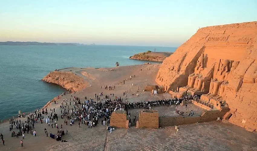 Miracolo del sole Abu Simbel durante l’alba sul tempio