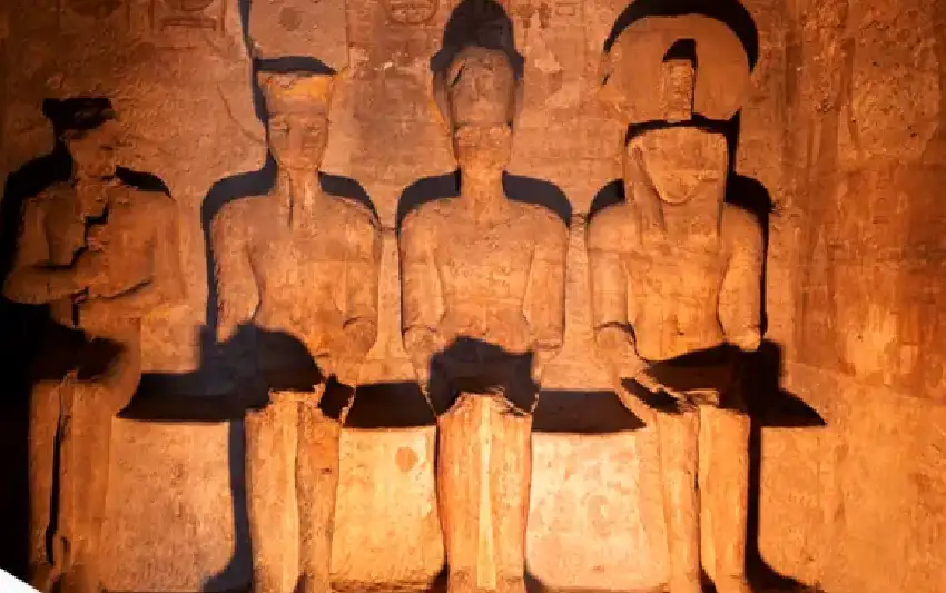Miracolo del sole Abu Simbel e luce nel santuario sacro