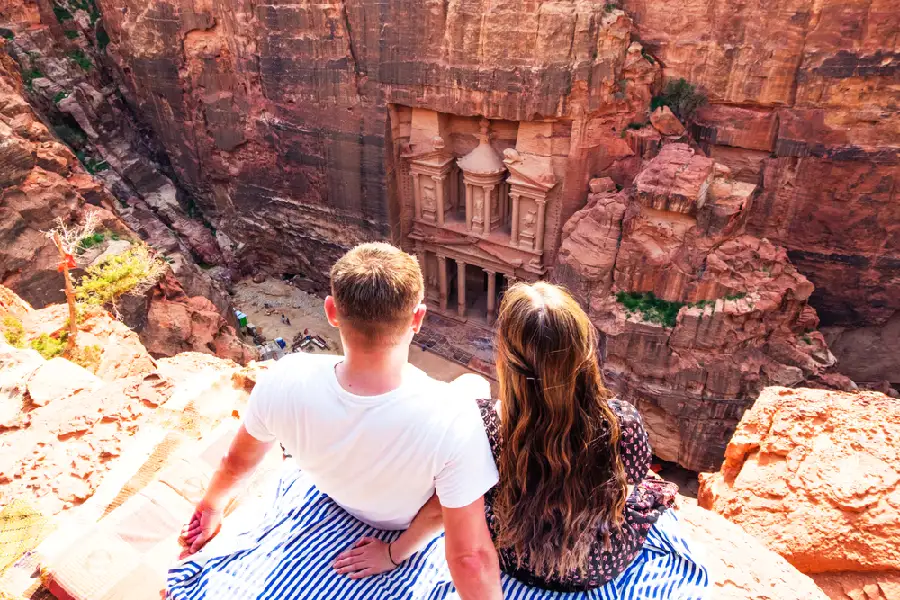 Petra dove si trova tra canyon e montagne rocciose