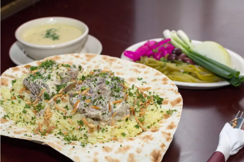 Cosa mangiare in Giordania tra mansaf e cucina tradizionale