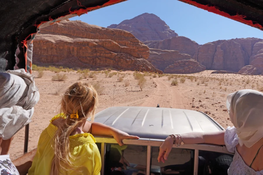 come vestirsi in giordania nel deserto del Wadi Rum