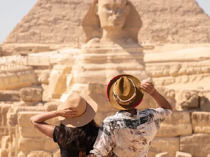 Egitto in Agosto: Piramidi di Giza illuminate dall'alba