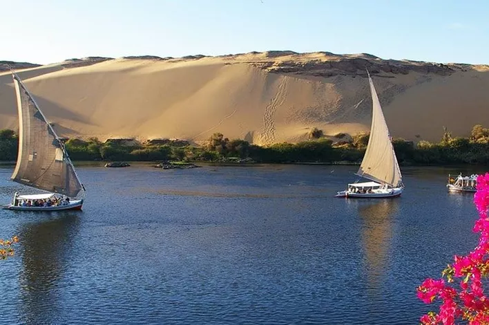 Fiume Nilo Egitto con panorama tra Luxor e Assuan