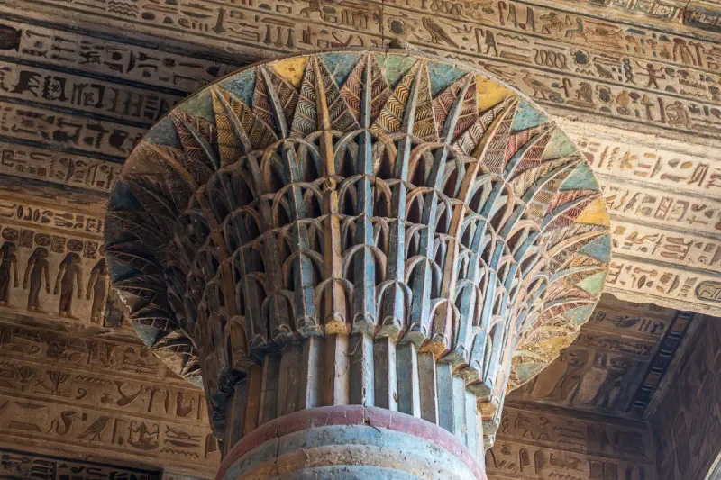 Tempio di Esna nel cuore della città storica di Esna