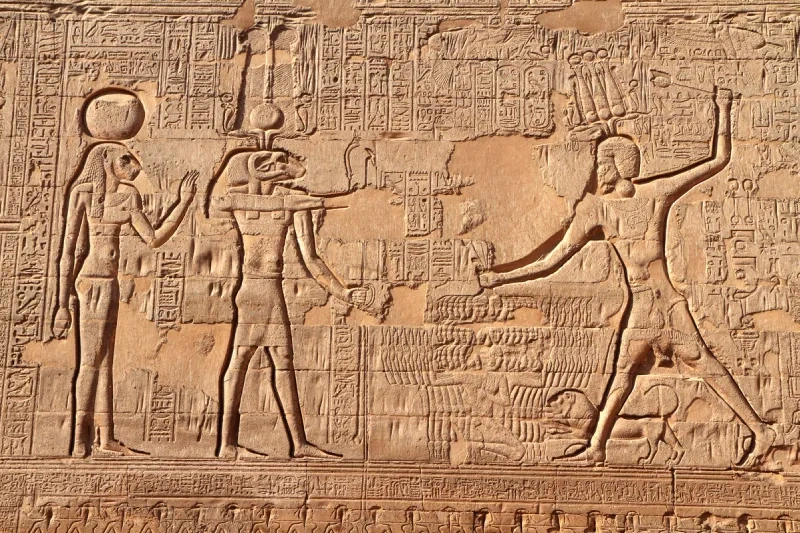 Tempio di Esna con rilievi e iscrizioni perfettamente conservati