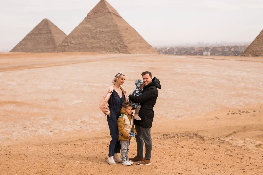 Egitto con bambini: famiglia davanti alle Piramidi di Giza