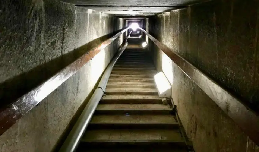 Interno delle piramidi: camere segrete e antichi corridoi