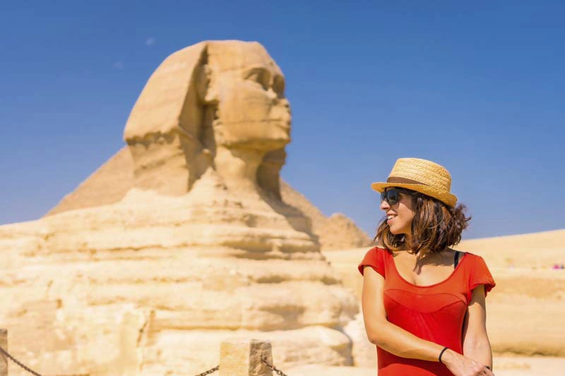Veduta del deserto egiziano con piramidi sullo sfondo vicino a Il Cairo
